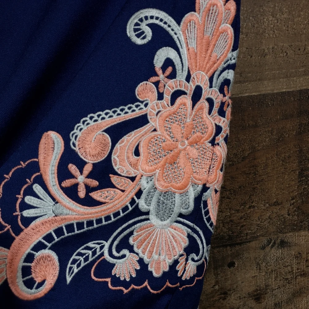 Francesca's Alya floral embroidered‎ shorts